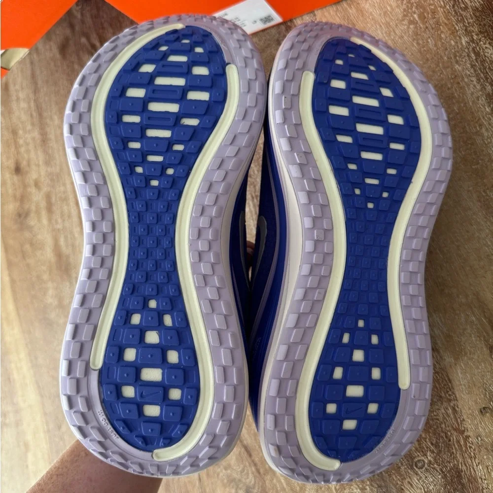 NWT Women’s Nike Vomero Plus 7 - Picture 8 of 8